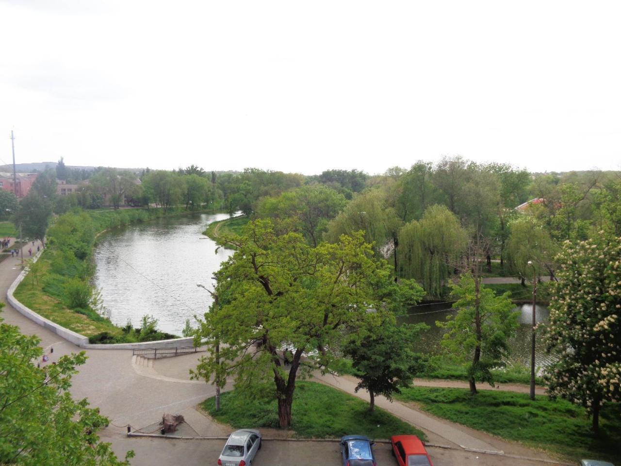 Староярмаркова С Видом На Парк И Реку Krivói Rog Exterior foto